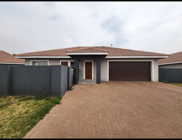 3 BEDROOM TOWNHOUSE FOR SALE IN ARCON PARK